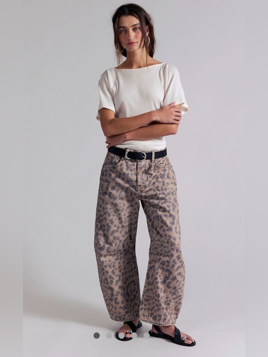 We The Free Denim - We The Free Good Luck Printed
Barrel Jeans Free People, leopard nwt, sz 26 reg